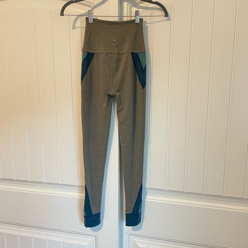 Beyond Yoga space dye grey and blue color block high rise leggings size XS